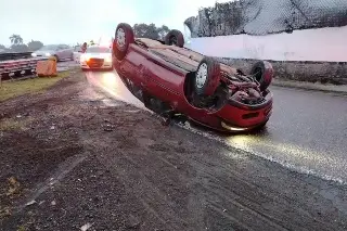 Vuelca auto particular en la autopista Orizaba-Puebla