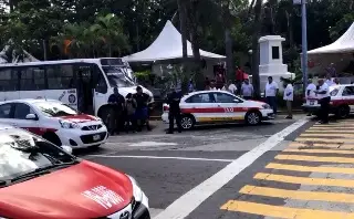 Taxi y camión provocan caos vial en el centro de Veracruz, tras choque