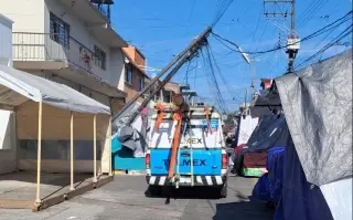 Imagen Caen tres postes tras engancharse en el cableado camioneta de empresa de telefonía