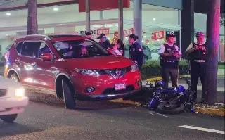 Camioneta arrolla una moto en que viajaban tres personas en Orizaba, Veracruz