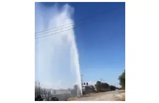 Desalojan viviendas tras fuga de combustible en Hidalgo; chorro supera los 20 metros de altura