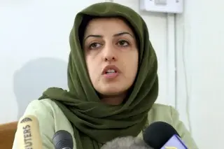 Detienen de forma violenta a la premio Nobel iraní Narges Mohammadi 