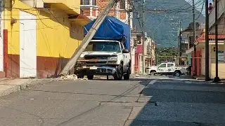 Camioneta derriba poste de CFE y deja sin luz a colonia de Orizaba, Veracruz 