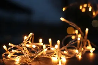 Consejos para prevenir sobrecargas eléctricas con las luces navideñas