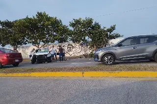 Aparatosa volcadura de un automóvil en la ciudad de Veracruz