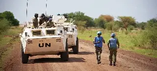 Evacúan cuerpos de cascos azules de la ONU asesinados en Sudán por milicia
