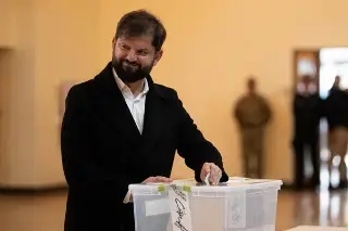 Imagen Gabriel Boric insta a defender la democracia en su último voto como presidente de Chile