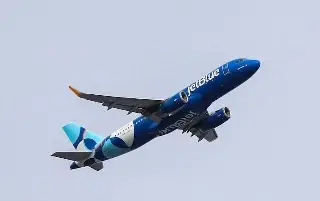 Avión de JetBlue evita colisión con aeronave militar de EU cerca de Venezuela
