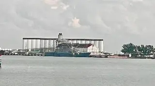 Imagen Así se observa el buque de la Armada EU desde el malecón de Veracruz 
