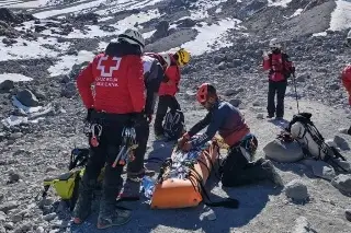 Imagen Rescatan a 10 alpinistas extraviados en el Pico de Orizaba
