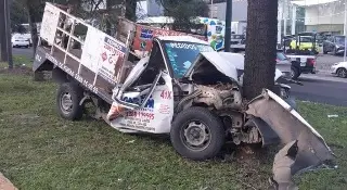 Camioneta con cilindros de gas LP se accidenta en carretera de Veracruz; conductor quedó atrapado