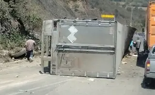 Imagen Rapiña tras volcadura de tráiler en autopista Xalapa - Perote