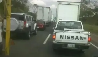 Imagen Hay cierre parcial de circulación en autopista de Veracruz; esta es la razón 