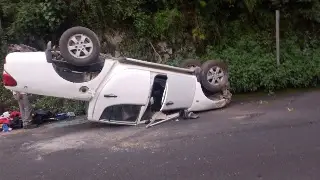 Se registra aparatosa volcadura de camioneta en carretera de Veracruz 