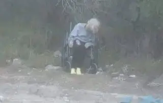 Abandonan a adulta mayor inconsciente en carretera