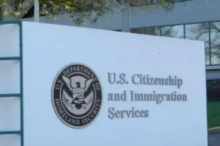 Gobierno de EU busca acelerar procesos de desnaturalización de ciudadanos
