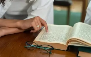 Morro, hashtag y marcianada, nuevas palabras del diccionario de la RAE