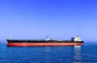 EU sanciona a 29 buques por transportar crudo y derivados iraníes