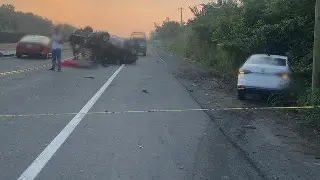 Volcadura de automóvil causa cierre en carretera hacia Veracruz. Precaución