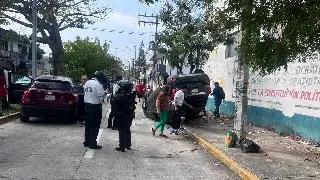 Queda llantas arriba en Boca del Río 