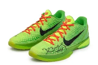Subastan tenis 'Grinch' que Kobe Bryant uso en juego de Navidad 2010 ¿Cuánto pagaron?