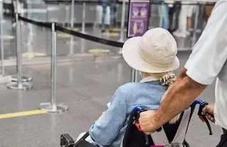 Familia intenta abordar vuelo con mujer de la tercera edad muerta