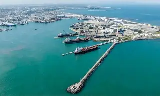 Cae movimiento de carga por el puerto de Veracruz; ¿cuál es la razón?