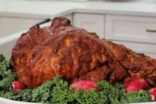 Chef comparte receta para una pierna enchilada al horno, y ¿Cuánto se gastaría?