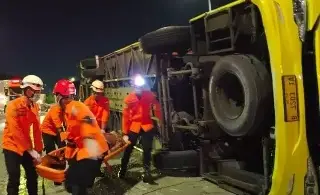 Al menos 15 muertos y 19 heridos deja accidente de autobús en la isla indonesia de Java