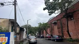 Tráiler se lleva cables en la colonia Rigo