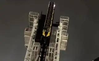 Se aferran con todas sus fuerzas para no caer de 40 metros de altura (+Video)