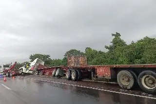 Cierre carretero en la Tinaja por tráiler accidentado, tome precauciones