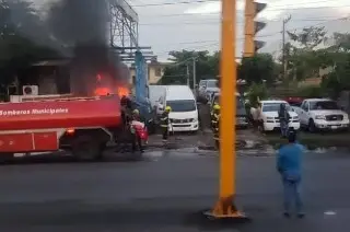 Incendio en agencia de autos usados frente al mercado Malibrán, en Veracruz
