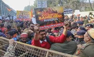 Protesta en la embajada de Bangladés en Nueva Delhi por el linchamiento de un hindú