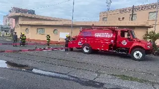 Comienza a fugarse el combustible de la pipa volcada en Veracruz