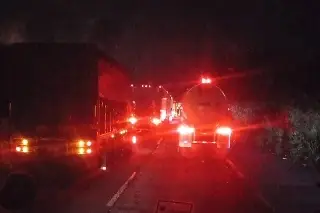 Imagen Largas filas en carretera de Veracruz por incendio de trailer 