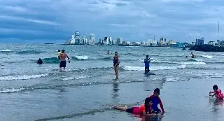 Imagen Turistas disfrutan de las playas en esta Navidad pese al clima en Veracruz