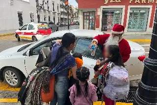 Santa Claus llegó y regaló juguetes a niños pobres de Veracruz