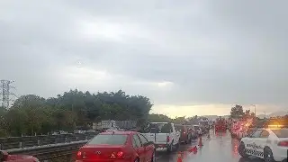 Reportan que sigue cierre en autopista de Veracruz por choque múltiple 