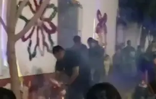 Incendio consume piñatas por uso de pirotecnia; 'El Grinch' sofocó las llamas (+Video)
