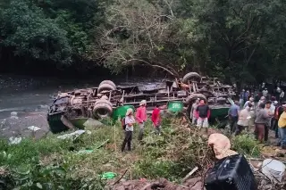 Exigen reparar tramo carretero donde fue accidente en Zontecomatlán que dejó 8 muertos