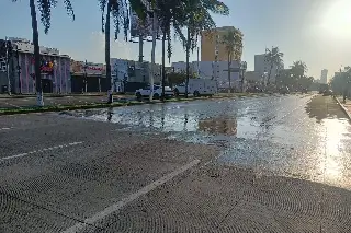 Reportan fuga de agua en bulevar Ruiz Cortines en Boca del Río