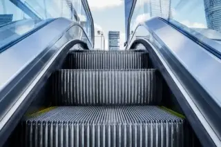 Niño de tres años sufre amputaci0n de un dedo del pie en escalera eléctrica