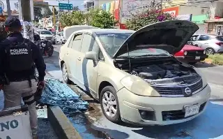 Se incendia auto en Xalapa tras pasarle encima a un colchón, así ocurrió