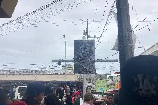 Cambian placa en memoria de fallecidos por incendio del mercado en Veracruz