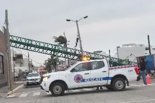 Cae grúa sobre automóviles y un restaurante en bulevar de Boca del Río, Veracruz