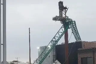 Imagen Por caída de torre grúa, permanecerá cerrada avenida en Boca del Río, informa PC