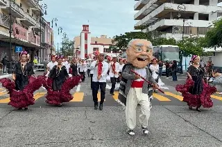 Imagen Veracruz despide el Año Viejo con divertido papaqui (+fotos/videos)