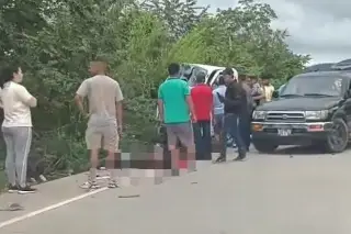 Mueren 4 miembros de una familia tras choque de moto contra una camioneta en Honduras