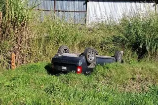 Camioneta vuelca tras salirse de autopista de Veracruz